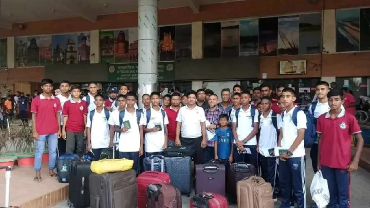সুব্রত কাপে যাওয়ার আগে বিমানবন্দরে বিকেএসপি। ছবি : সংগৃহীত