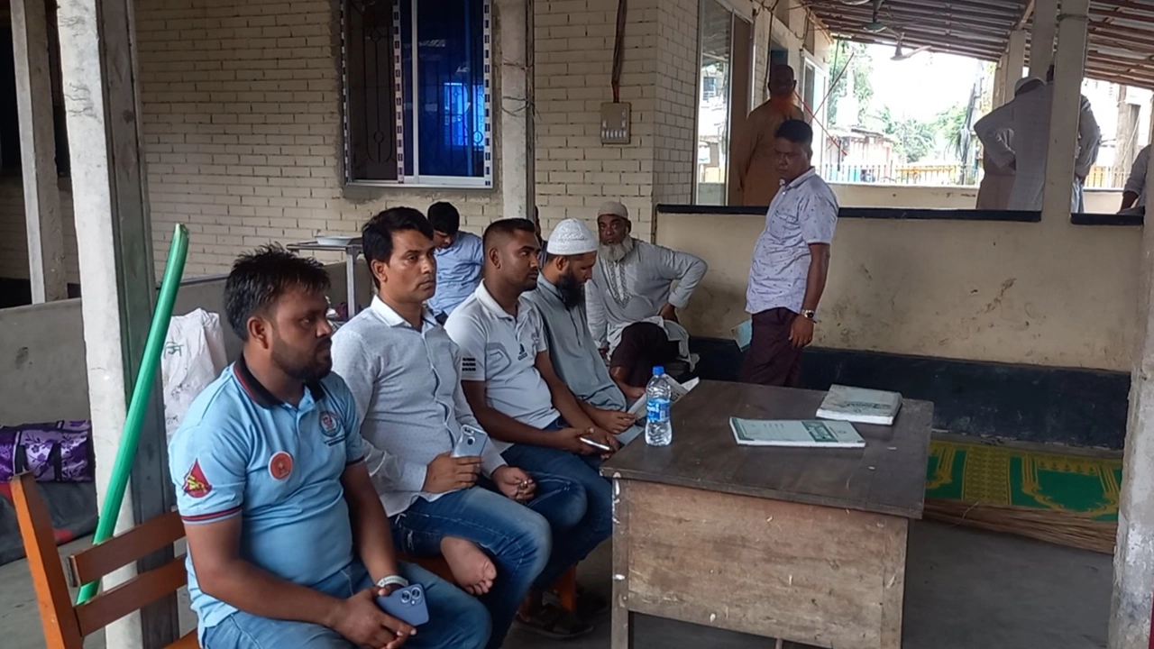 খোলা জায়গায় বসে অফিস করছেন শেরপুর জেলা কারাগার কর্তৃপক্ষ। ছবি : কালবেলা