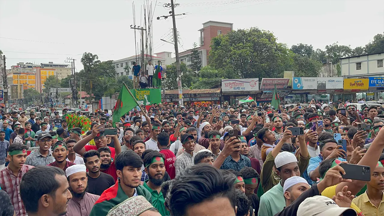 অবস্থান কর্মসূচিতে বৈষম্যবিরোধী ছাত্র আন্দোলন। ছবি : কালবেলা