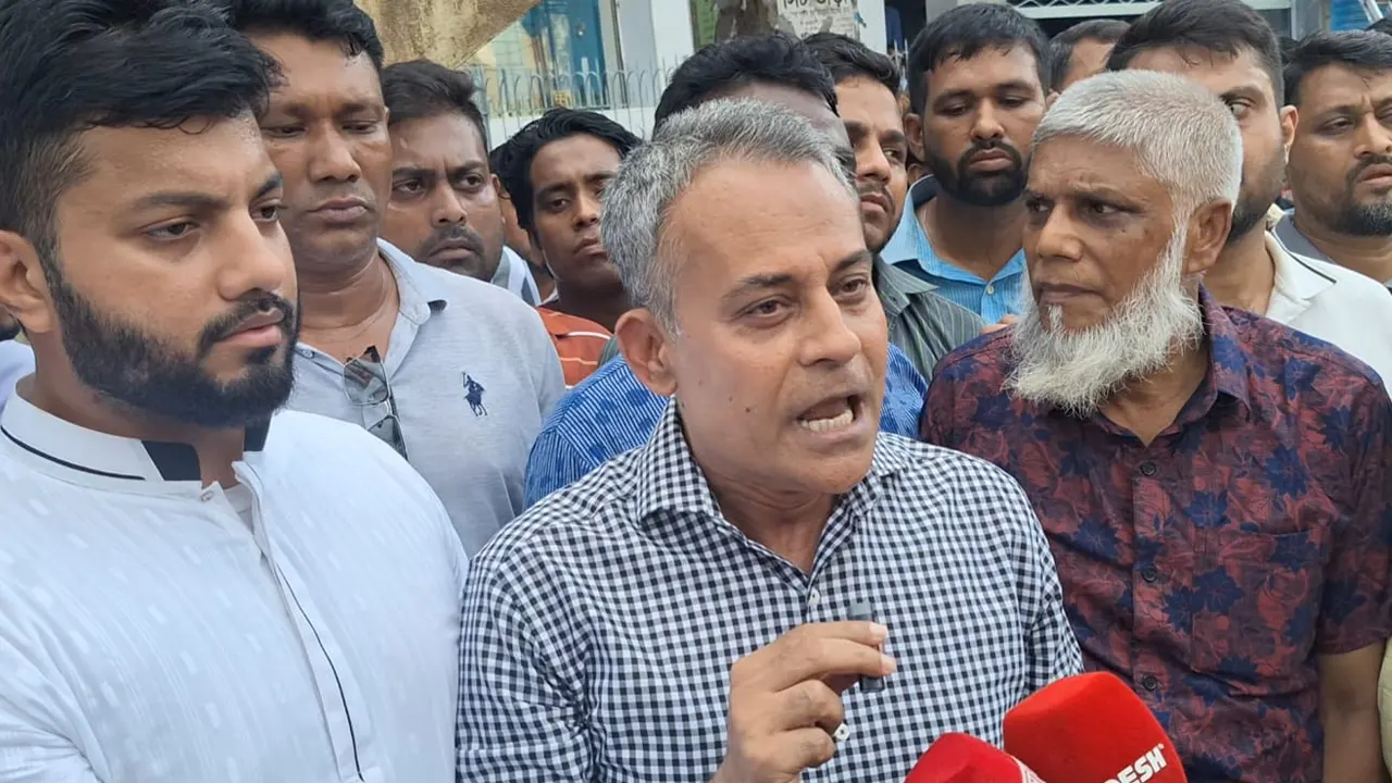 শংকর বাসস্ট্যান্ডে অবস্থান পরবর্তী পদযাত্রায় প্রধান অতিথির বক্তব্যে শেখ রবি। ছবি : কালবেলা