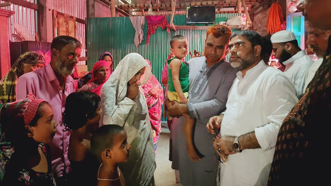 বৈষম্যবিরোধী ছাত্র আন্দোলনে নিহতের পরিবারের সঙ্গে দেখা করেছেন ইঞ্জিনিয়ার মো. মোস্তাফা-ই জামান সেলিম (সিআইপি)। ছবি : কালবেলা