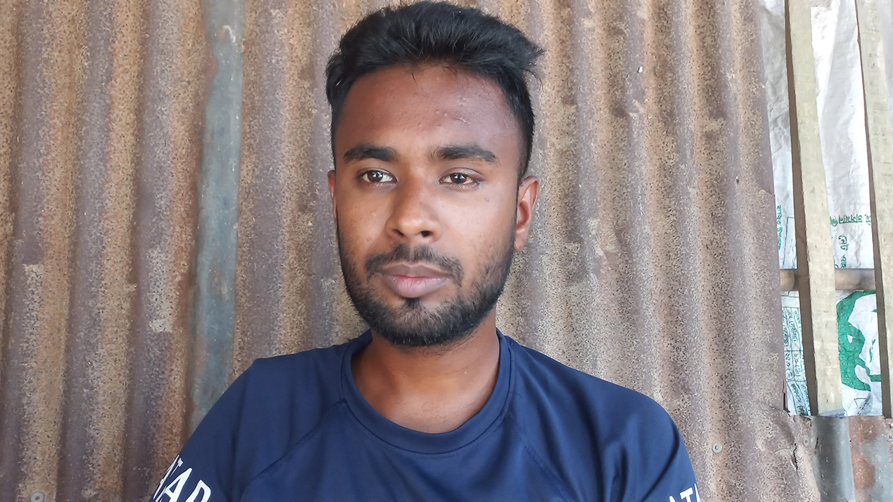 তাড়াশ উপজেলার কুসুম্বী গ্রামের আমিনুর রহমান টুটুল। ছবি : কালবেলা