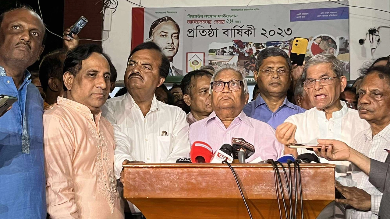 মতবিনিময় সভার পর নেতাদের সঙ্গে সংবাদ সম্মেলনে। ছবি : কালবেলা।