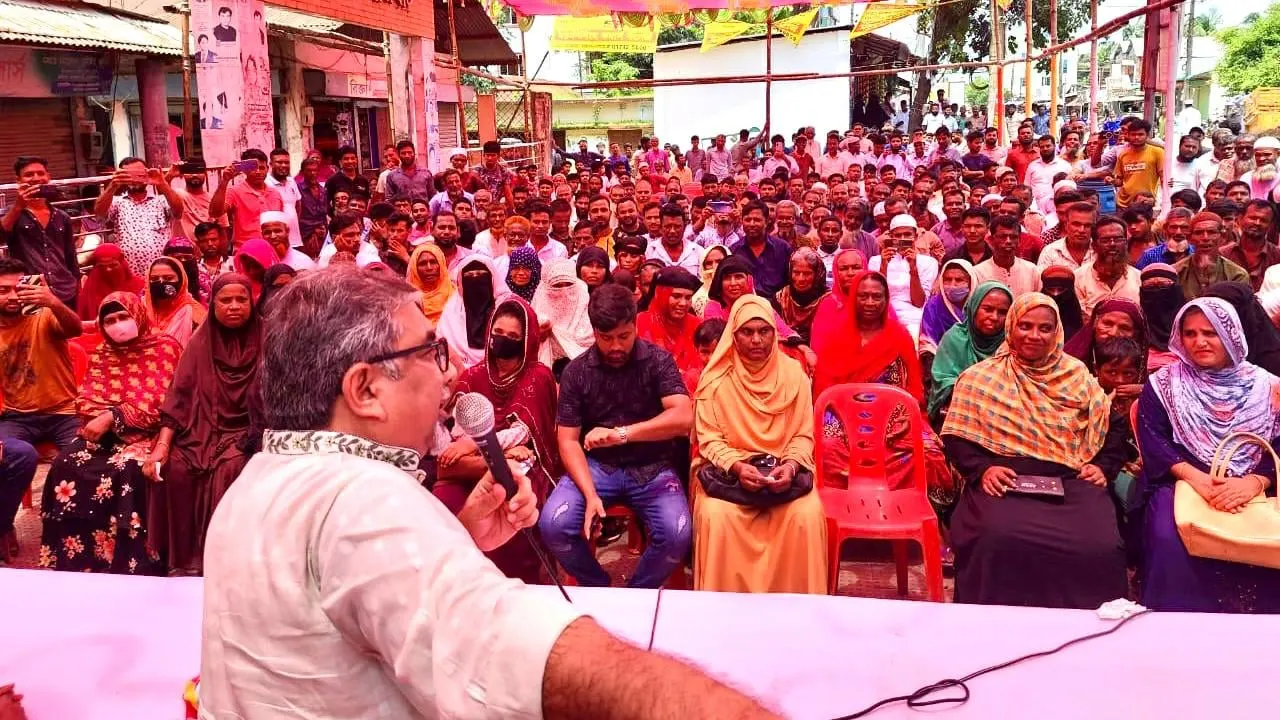 ময়মনসিংহের হালুয়াঘাট পৌর শহরে দিনব্যাপী অবস্থান কর্মসূচি শেষে বক্তব্য দেন বিএনপির যুগ্ম মহাসচিব সৈয়দ এমরান সালেহ প্রিন্স। ছবি : কালবেলা