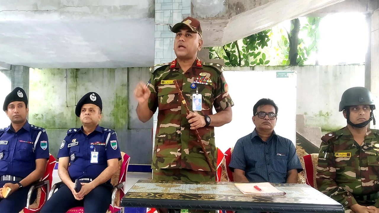 বাগেরহাটের ফকিরহাটে আইনশৃঙ্খলা বিষয়ক মতবিনিময় সভায় বক্তব্য রাখেন ব্রিগেডিয়ার জেনারেল জোবায়ের হাসনাত। ছবি : কালবেলা