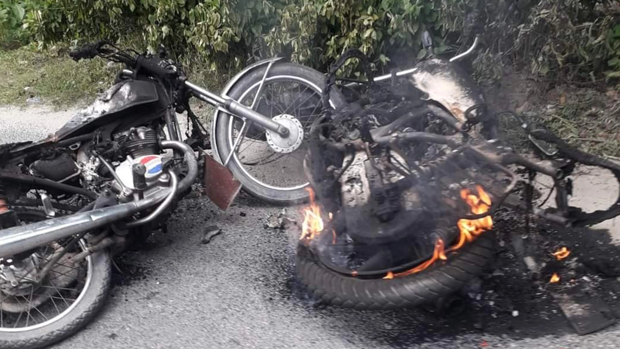 পাবনার ঈশ্বরদীতে ছাত্রদলের দুগ্রুপের সংঘর্ষের ঘটনায় মোটরসাইকেলে আগুন। ছবি : কালবেলা