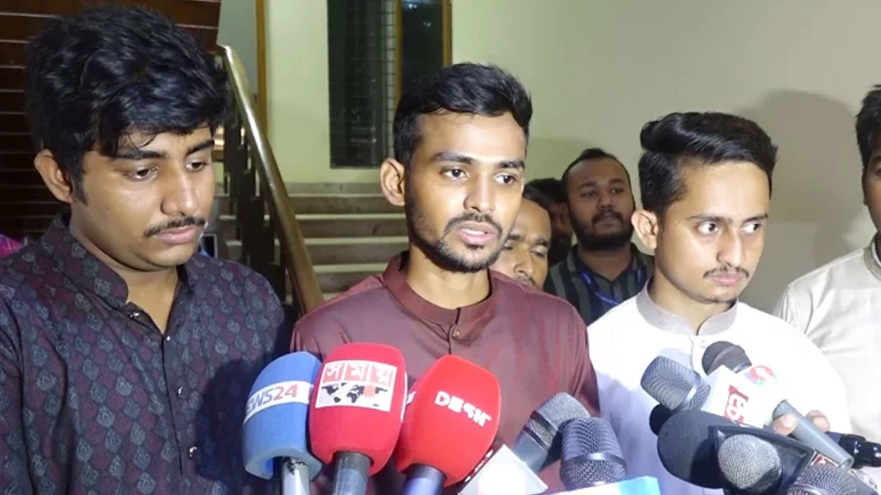জানাজা শেষে সাংবাদিকদের সঙ্গে আলাপকালে উপদেষ্টা আসিফ। ছবি : সংগৃহীত