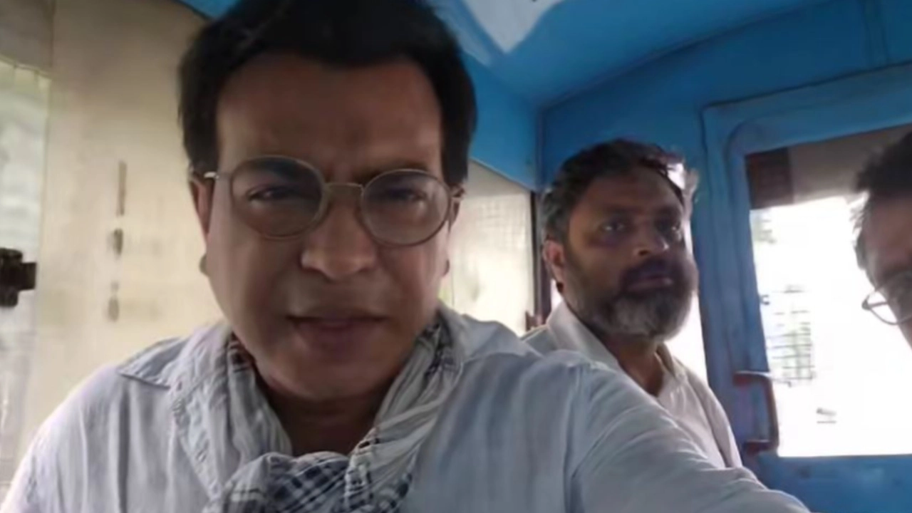 পুলিশ ভ্যান থেকে লাইভে কথা বলছেন অভিনেতা রুদ্রনীল ঘোষ। ছবি : সংগৃহীত
