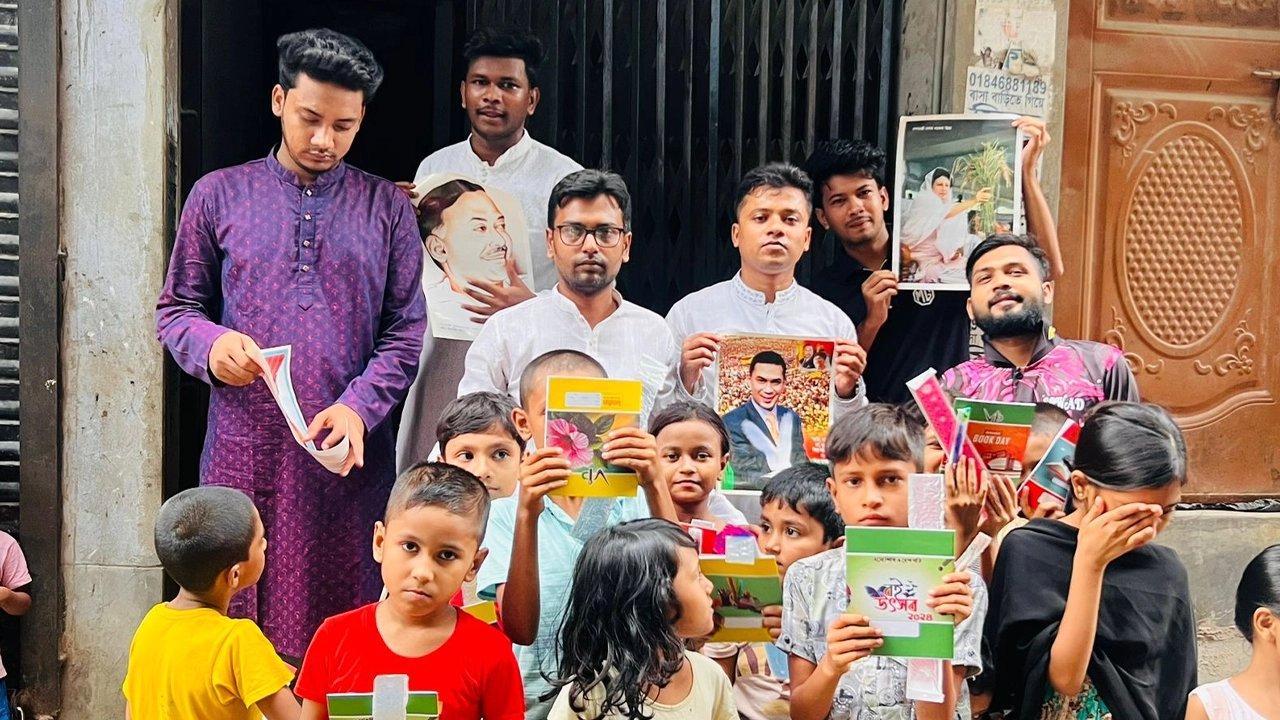 রাজধানীর লালবাগে শিক্ষা সামগ্রী বিতরণ করছেন মিনহাজ আহমেদ প্রিন্স। ছবি : কালবেলা