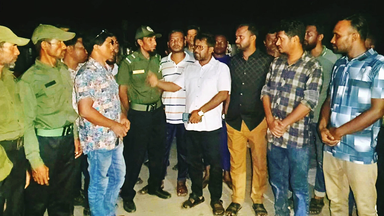 জামালপুরের বকশীগঞ্জে মন্দির-গির্জা পাহারায় যুবদল-ছাত্রদলের নেতাকর্মীরা। ছবি : কালবেলা