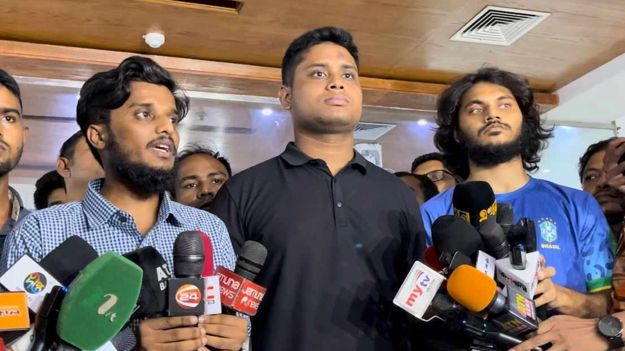 সাংবাদিকদের সঙ্গে কথা বলেন বৈষম্যবিরোধী ছাত্র আন্দোলনের অন্যতম সমন্বয়ক হাসনাত আব্দুল্লাহ। ছবি : কালবেলা