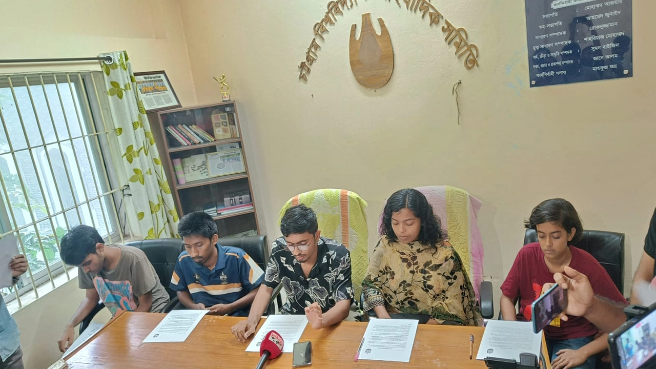 প্রেস ব্রিফিং করে পদত্যাগের ঘোষণা দেন বৈষম্যবিরোধী ছাত্র আন্দোলনের চবির ৫ সমন্বয়ক। ছবি : কালবেলা