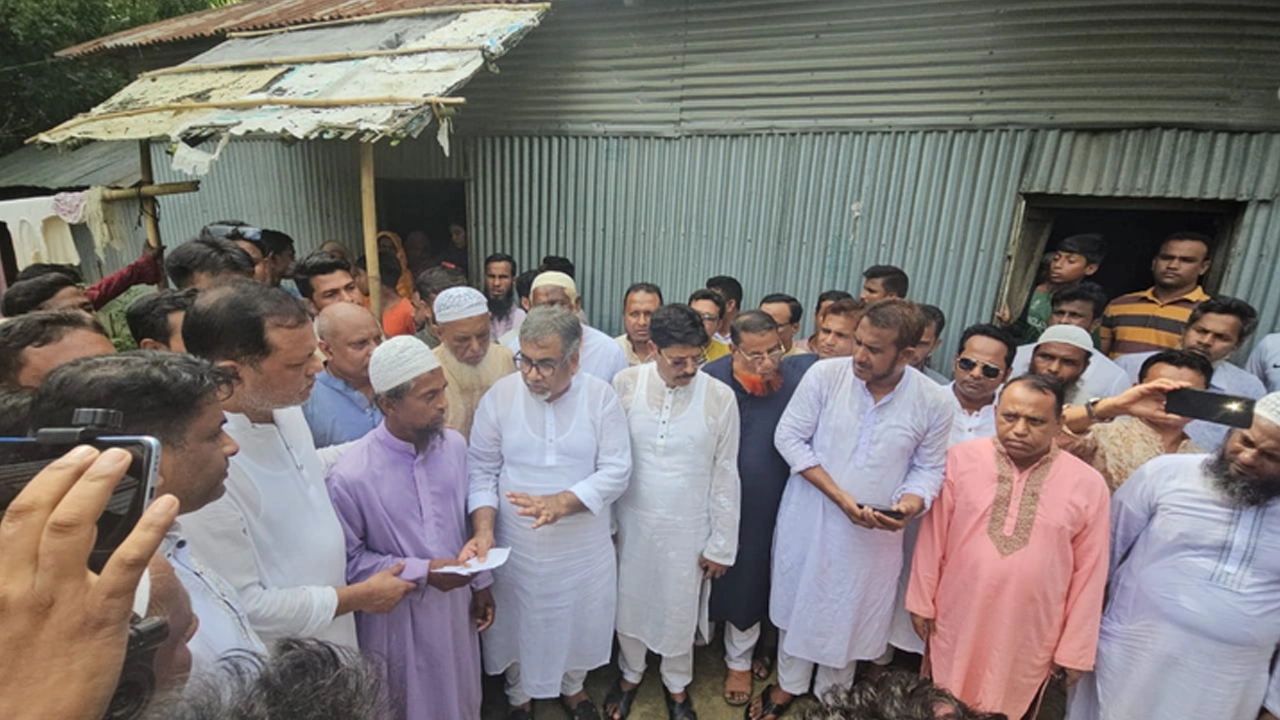 আর্থিক সহায়তা প্রদানের সময়। ছবি : কালবেলা।