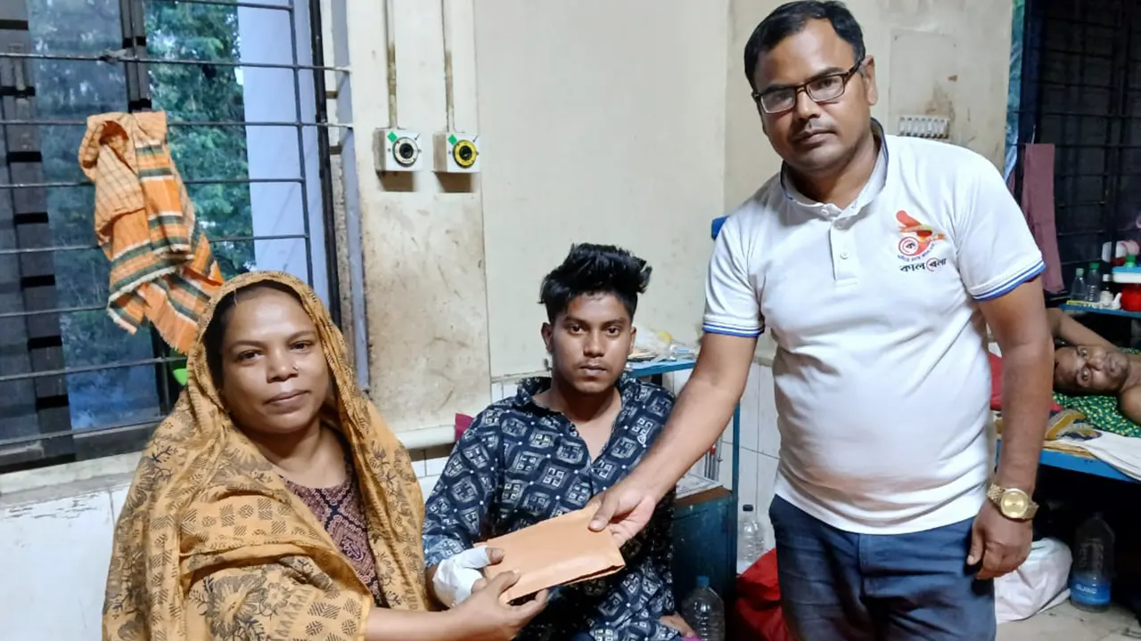 হাসপাতালে গিয়ে গুলিবিদ্ধ তালহার মায়ের হাতে ৫০ হাজার টাকা তুলে দেওয়া হয়। ছবি : কালবেলা