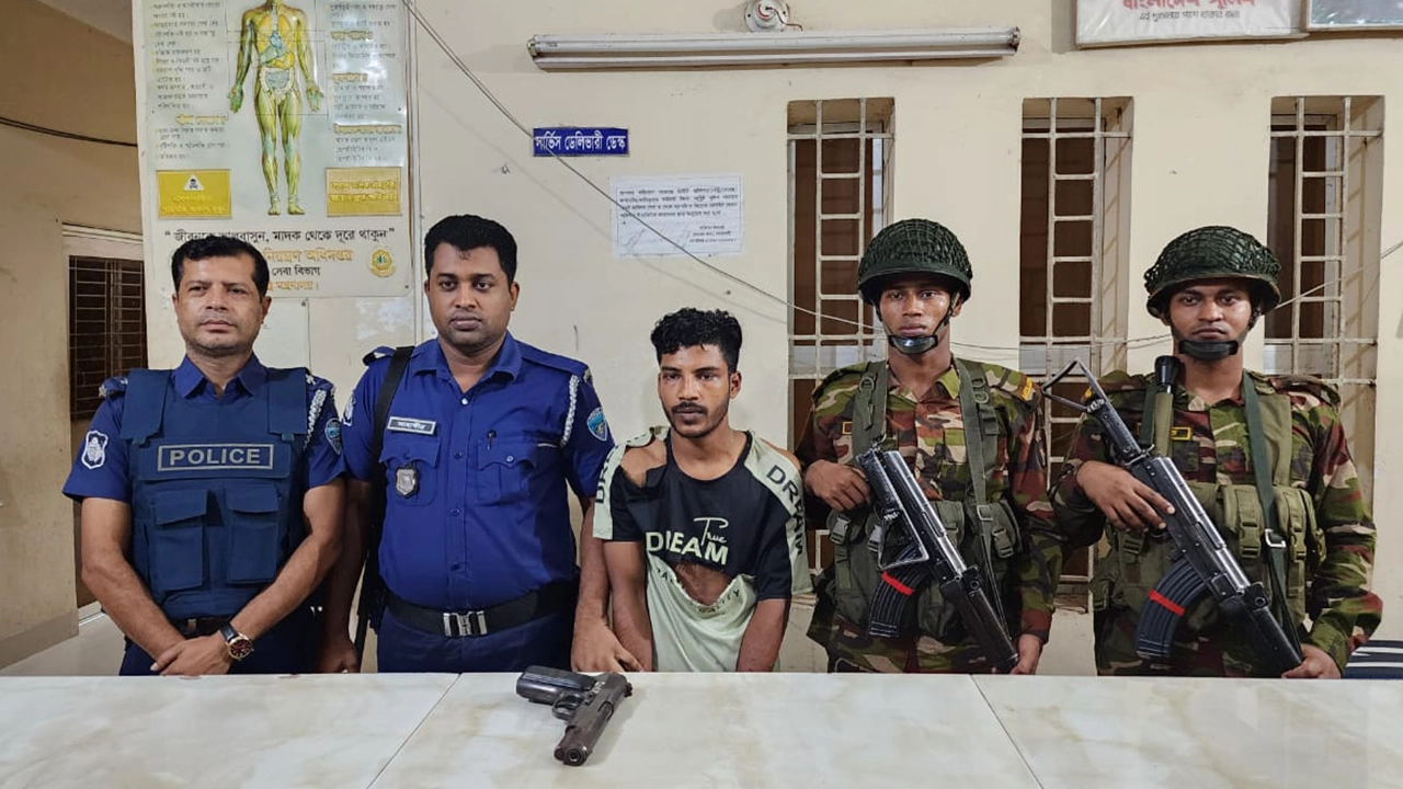 উদ্ধার অস্ত্রসহ আসামি। ছবি : কালবেলা