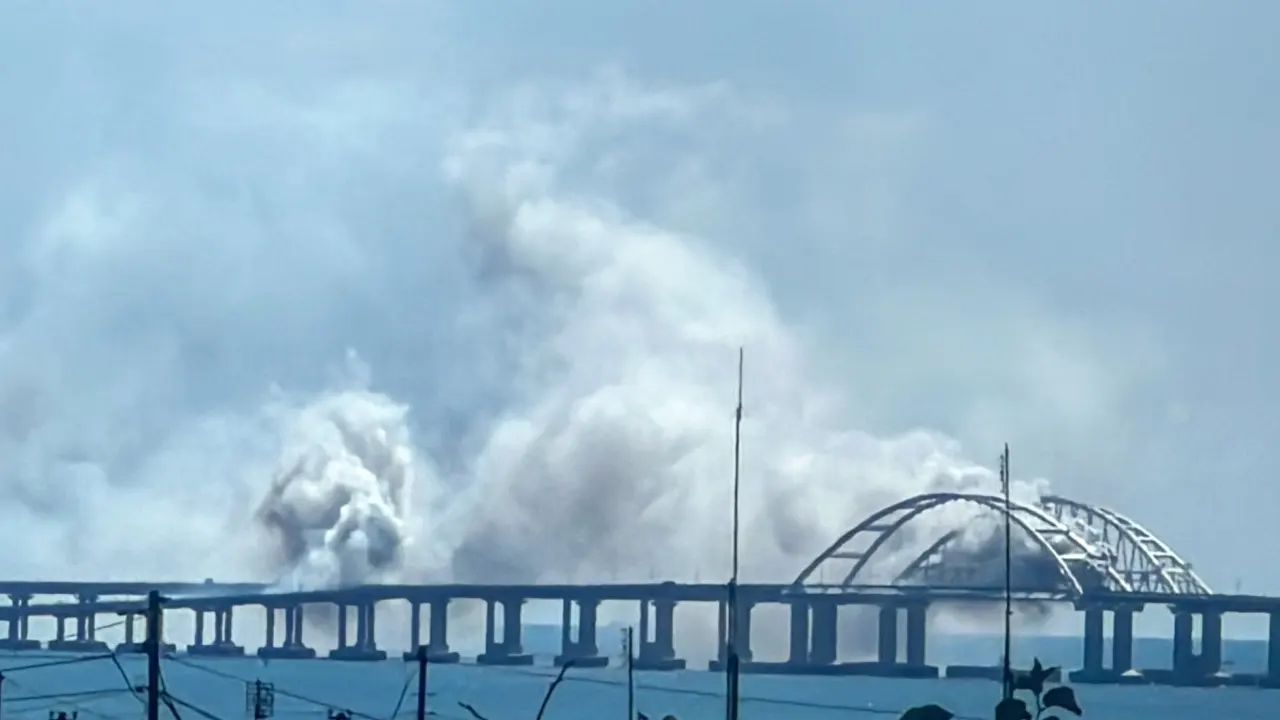 ধোঁয়ায় ছেয়ে যাওয়া ক্রিমিয়া সেতু। পুরোনো ছবি