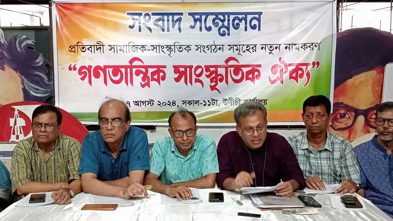 সংবাদ সম্মেলনের মুহূর্তে। ছবি : কালবেলা