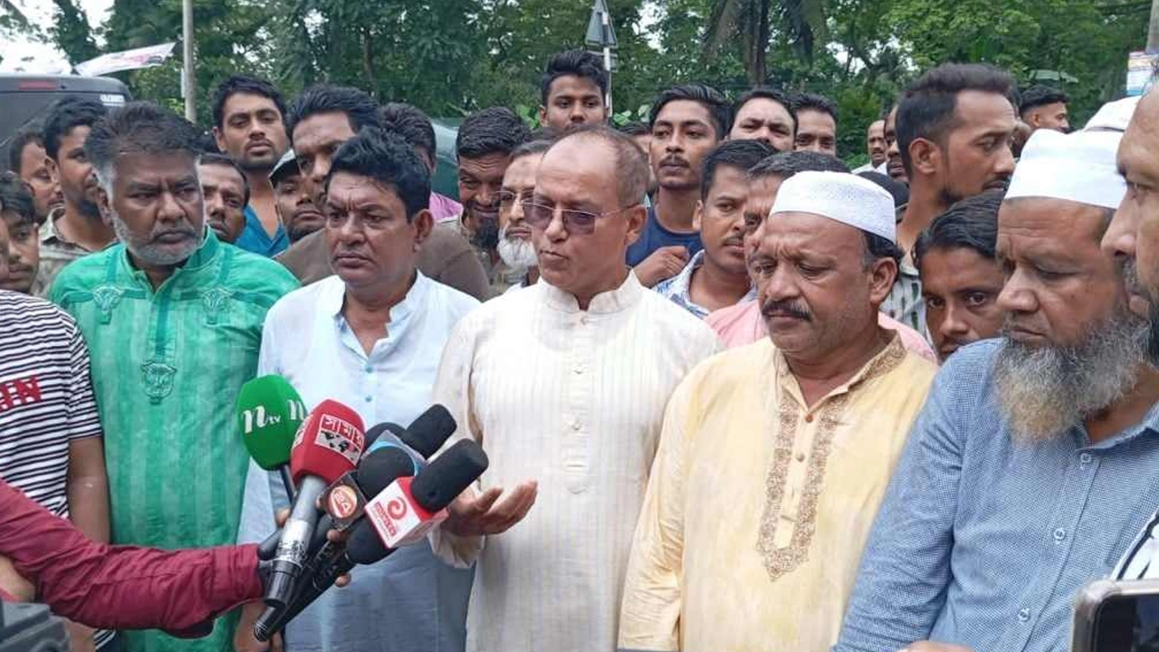 আন্দোলনে নিহত ছয় ছাত্রের পরিবারকে বিএনপি নেতা জনির আর্থিক অনুদান। ছবি : কালবেলা