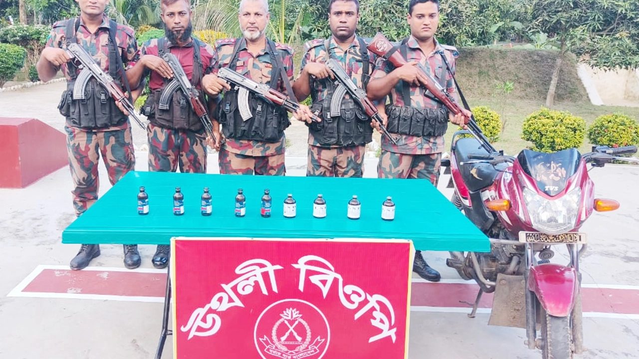 উদ্ধারকৃত মাদক ও মোটরসাইকেল। ছবি : কালবেলা