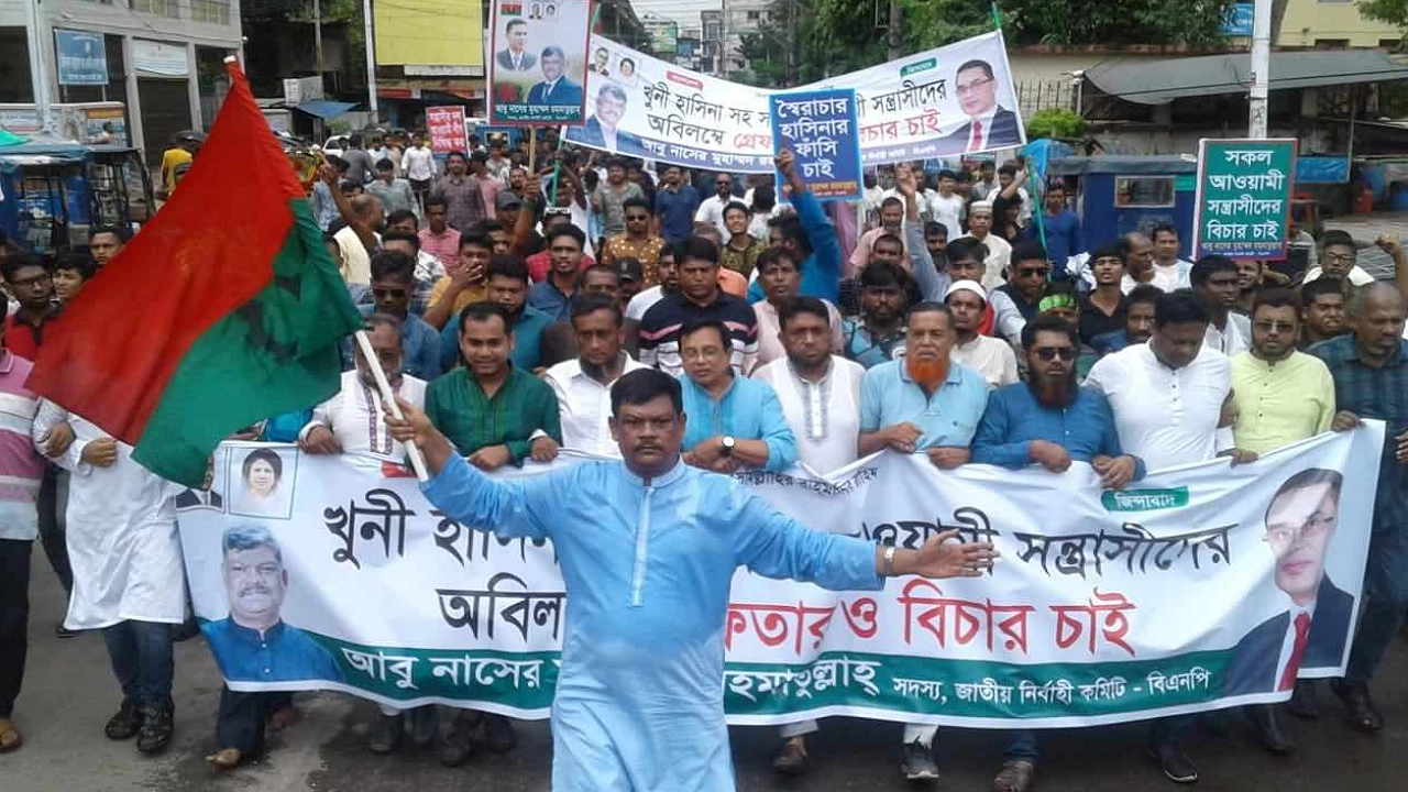 বরিশাল নগরীর অশ্বিনী কুমার টাউন হল ও আশপাশের পুরো এলাকা বিএনপি নেতাকর্মীদের পদচারণায় মুখর হয়ে ওঠে। ছবি : কালবেলা 