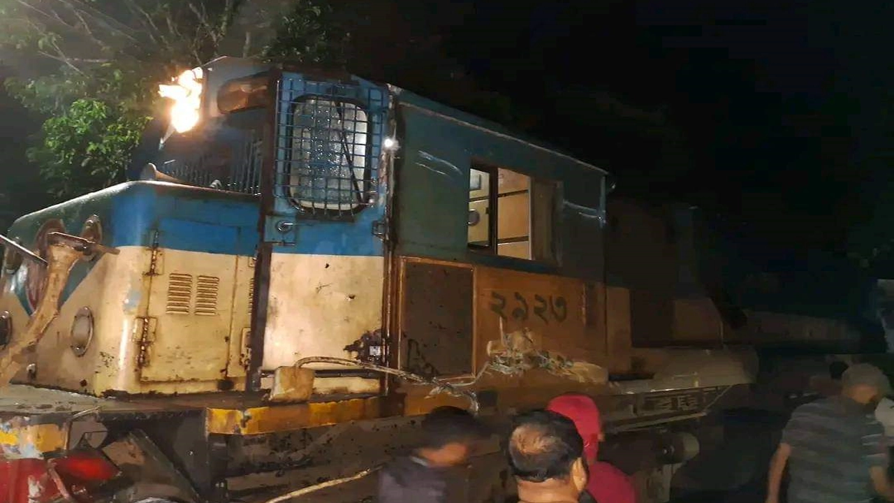 দুর্ঘটনাকবলিত ট্রেন। ছবি : কালবেলা