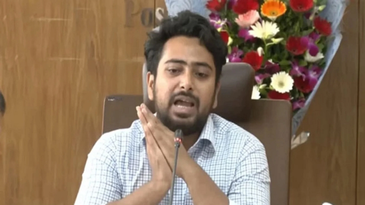 তথ্য ও সম্প্রচার উপদেষ্টা নাহিদ ইসলাম। ছবি : সংগৃহীত