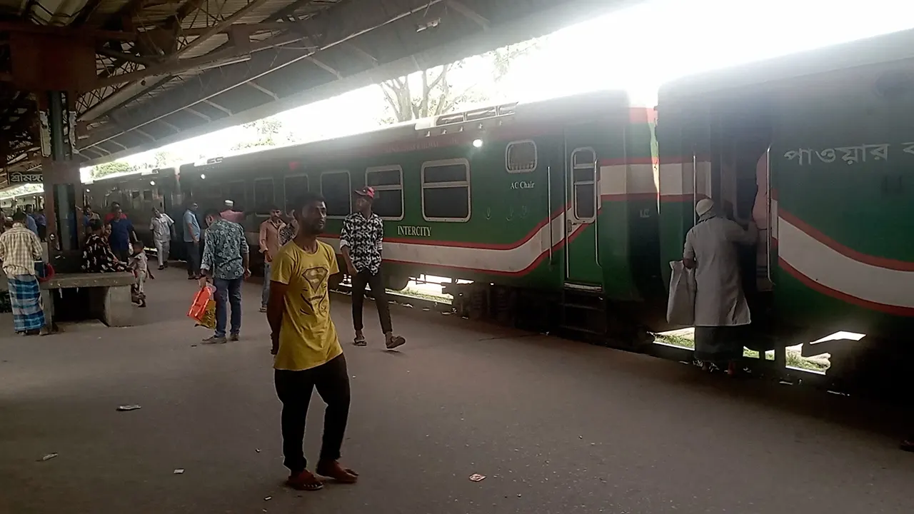 চালু হওয়ার আগে শ্রীমঙ্গল রেলওয়ে স্টেশনে অপেক্ষারত ট্রেন। ছবি : কালবেলা