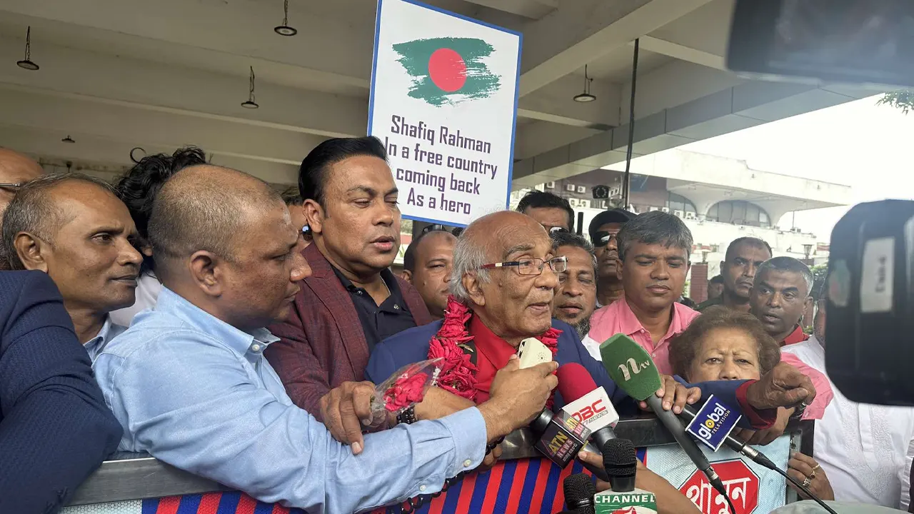 বিমানবন্দরে সিনিয়র সাংবাদিক শফিক রেহমান। ছবি : কালবেলা