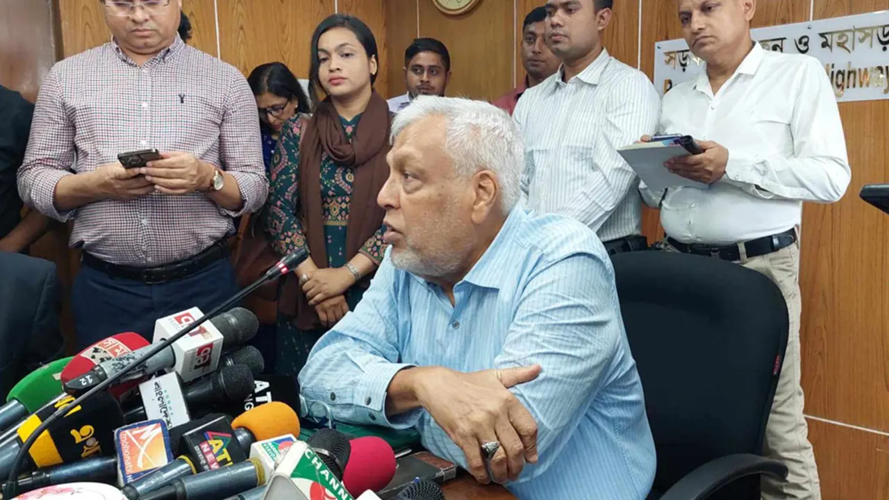 সচিবালয়ে উপদেষ্টা মুহাম্মদ ফাওজুল কবির খান। ছবি : সংগৃহীত
