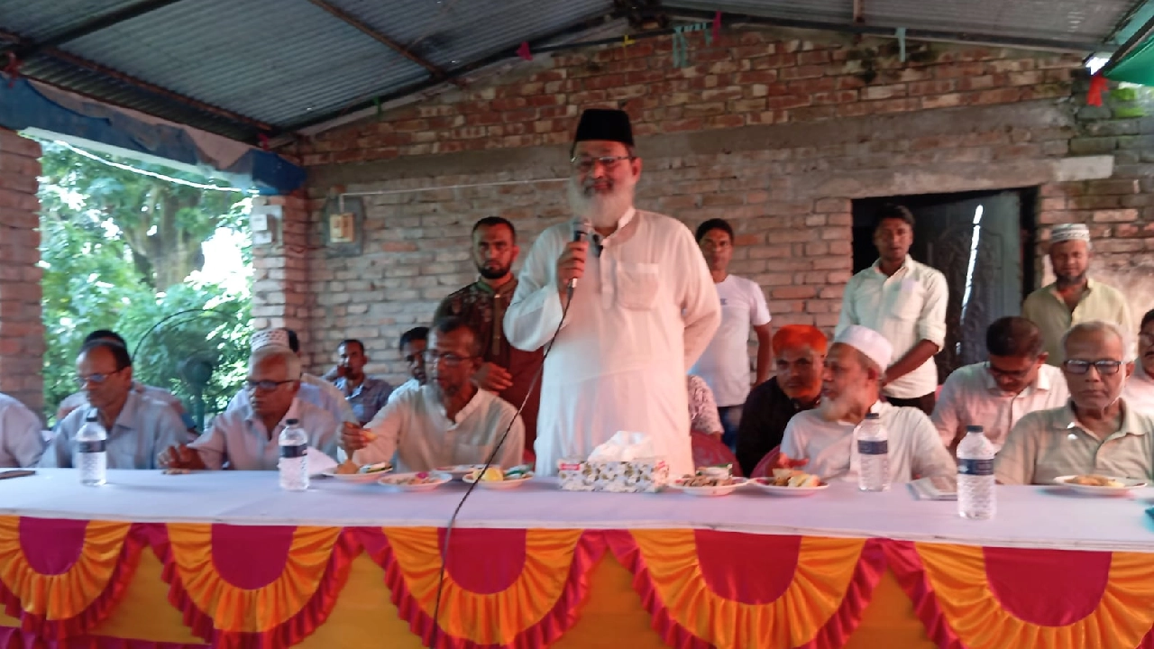আশাশুনি পূজা উদযাপন পরিষদের নেতাদের সঙ্গে মতবিনিময় সভায় কথা বলেন সাতক্ষীরা জেলা জামায়াতে ইসলামীর আমির মুহাদ্দিস প্রিন্সিপাল রবিউল বাশার। ছবি : কালবেলা