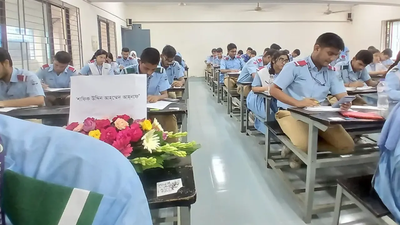 কোটা আন্দোলনে গুলিবিদ্ধ হয়ে নিহত শাফিক উদ্দিন আহমেদ আহনাফের টেবিলে ফুল দিয়ে শ্রদ্ধা জানিয়েছেন বন্ধুরা। ছবি : সংগৃহীত