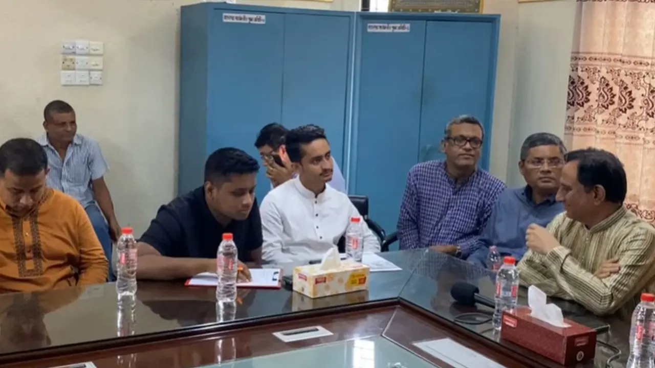 বৈষম্যবিরোধী ছাত্র আন্দোলনের সঙ্গে পূজা উদযাপন পরিষদের মতবিনিময়। ছবি : কালবেলা