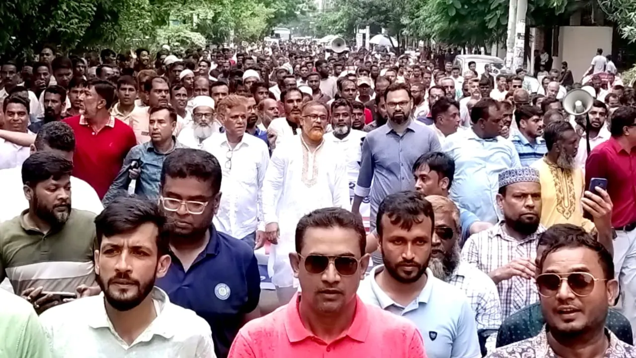তুরাগ থানা বিএনপির উদ্যোগে এক বিক্ষোভ মিছিল। ছবি : কালবেলা