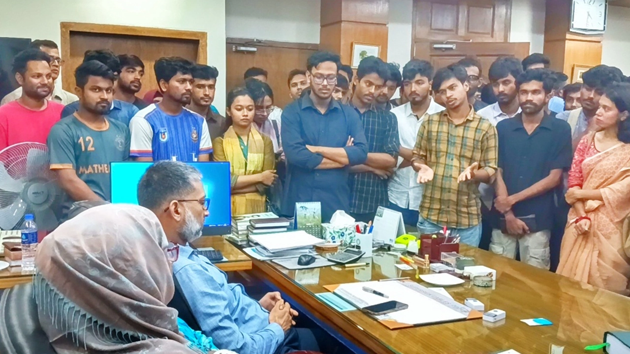 খুবি উপাচার্যের সঙ্গে বিশ্ববিদ্যালয়ের শিক্ষার্থীরা। ছবি : কালবেলা