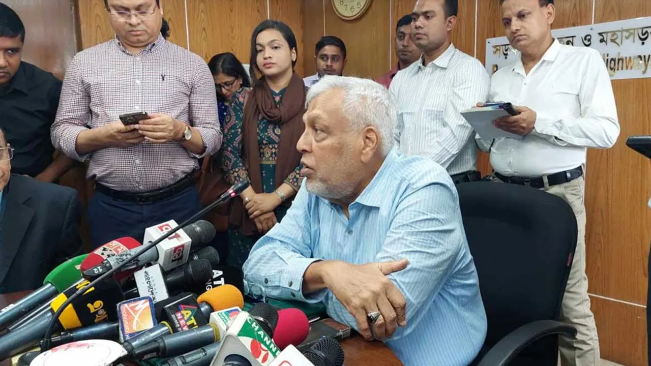 সাংবাদিকদের সঙ্গে কথা বলেন বিদ্যুৎ, জ্বালানি ও খনিজ সম্পদ উপদেষ্টা মুহাম্মদ ফাওজুল কবির খান। ছবি : সংগৃহীত