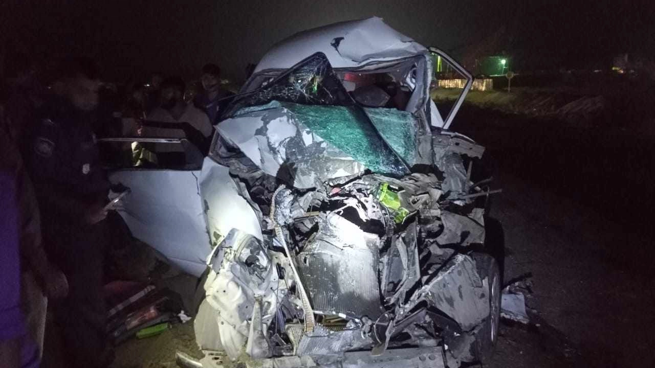 দুর্ঘটনায় দুমড়েমুচড়ে যাওয়া প্রাইভেট কার। ছবি : কালবেলা