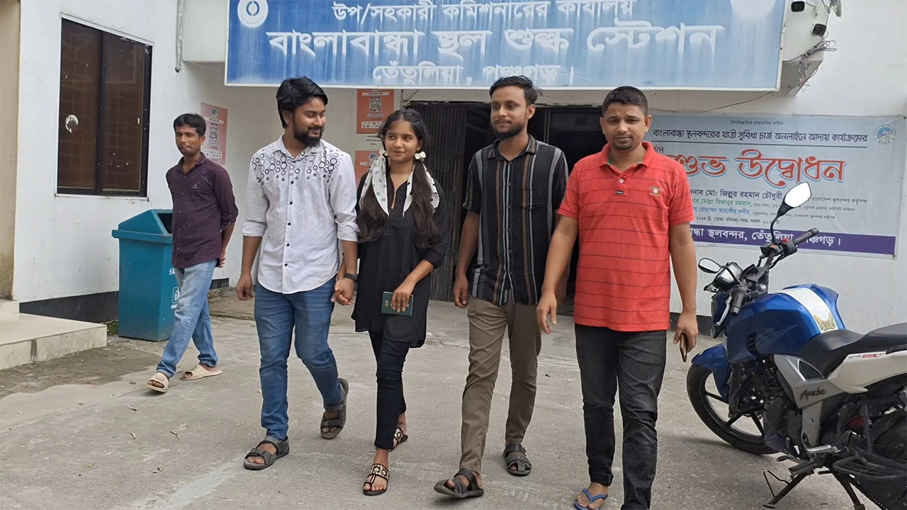 আইনশৃঙ্খলা বাহিনী স্ত্রী সিদরাতুল মুনতাহাকে স্বামী কবির হোসেনের হাতে তুলে দিলে তিনি স্ত্রীকে বাড়ি নিয়ে যান। ছবি : কালবেলা