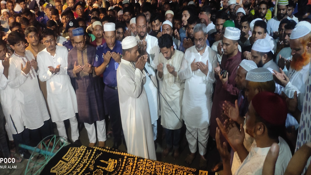 গুলিবিদ্ধ হয়ে মারা যাওয়া ইমনের জানাজা পড়ায় তার ছোট ভাই হা‌ফেজ সুমন। ছবি : কালবেলা