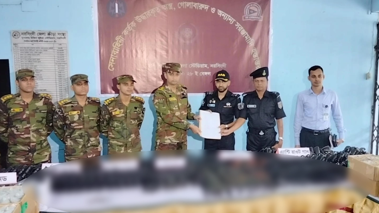 র‍্যাব কর্মকর্তার কাছে অস্ত্র ও গোলাবারুদ হস্তান্তর করেন লেফটেন্যান্ট কর্নেল মোহাম্মদ ফাহিম মাহবুব। ছবি : কালবেলা