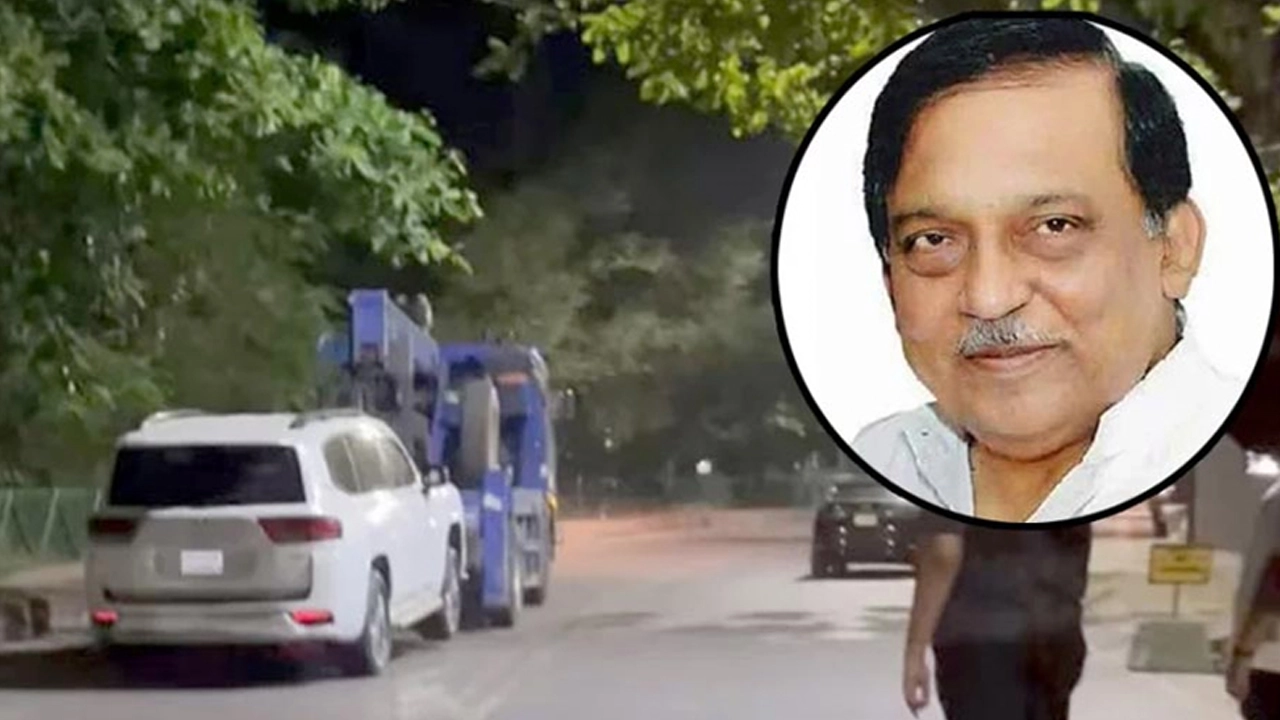 ধানমন্ডির রাস্তায় ফেলে রাখা ল্যান্ড ক্রুজারটির মালিক সাবেক স্বরাষ্ট্রমন্ত্রী । ছবি : সংগৃহীত