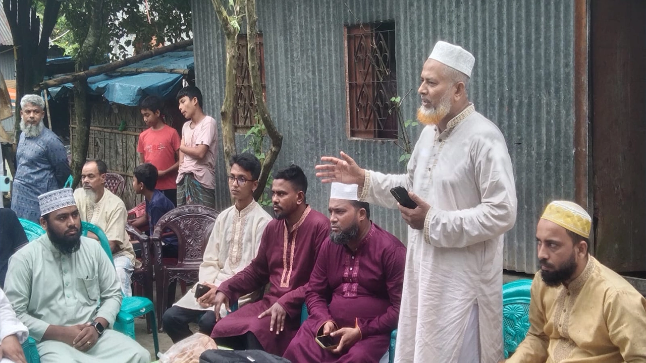 দেবিদ্বারের শহীদ জহিরুল ইসলাম রাসেলের ঘর উদ্বোধন অনুষ্ঠানে জামায়াত নেতারা। ছবি : কালবেলা