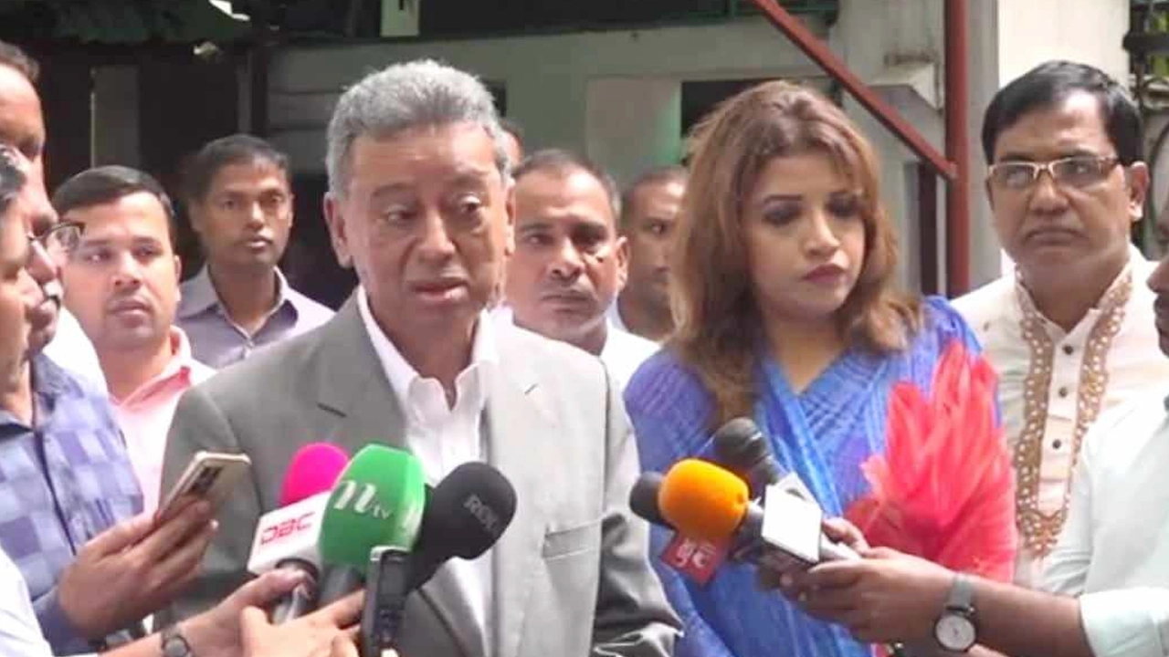সাংবাদিকদের সঙ্গে কথা বলেন বিএনপির স্থায়ী কমিটির সদস্য আমীর খসরু মাহমুদ চৌধুরী। ছবি : কালবেলা