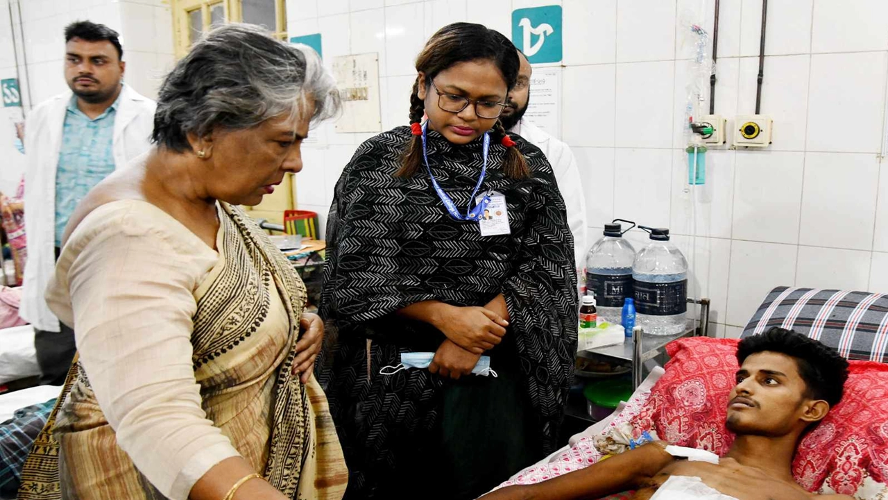আহত শিক্ষার্থীদের দেখতে হাসপাতালে সমাজকল্যাণ উপদেষ্টা শারমীন এস মুরশিদ। ছবি : কালবেলা