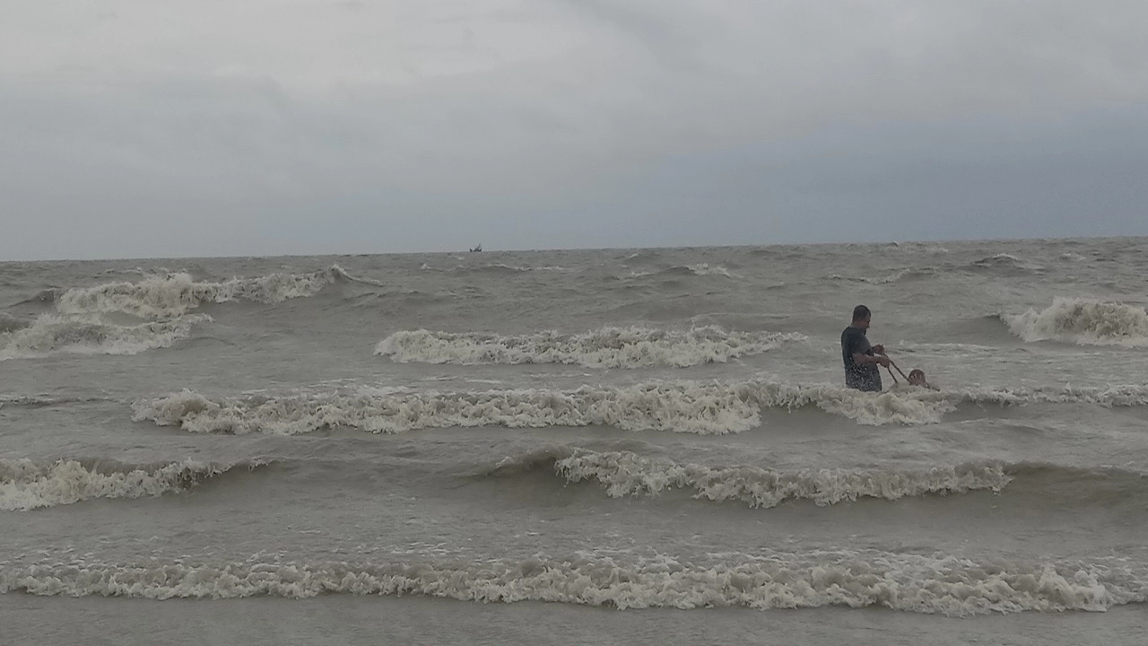হঠাৎ উত্তাল বঙ্গোপসাগর। পুরোনো ছবি