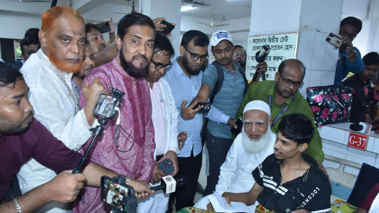 আহত শিক্ষার্থীদের দেখতে হাসপাতালে জামায়াত আমির ডা. শফিকুর রহমান। ছবি : কালবেলা