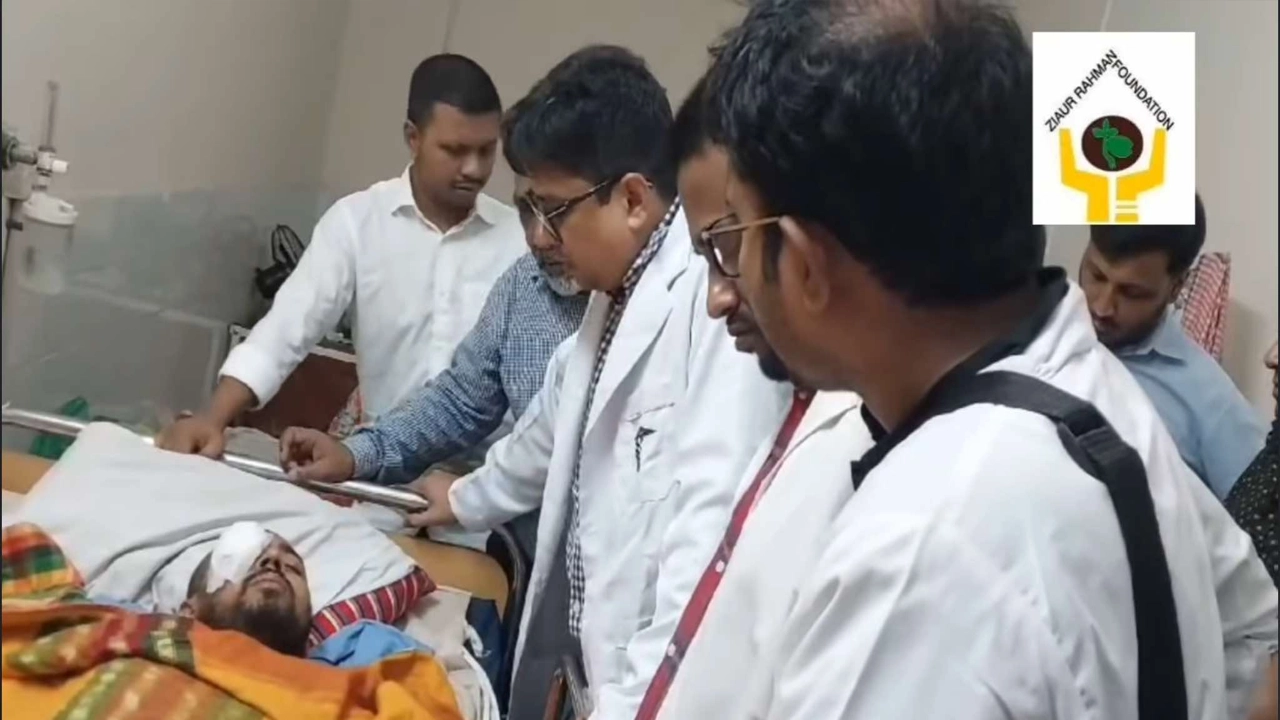 ডা. শাহ মুহম্মদ আমান উল্লাহর নেতৃত্বে ঢামেকে চিকিৎসাধীন আহতদের খোঁজখবর নেন। ছবি : কালবেলা।