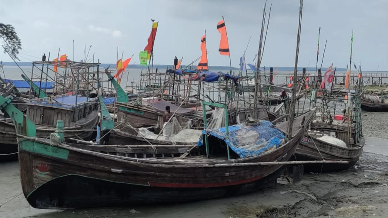নিরাপদস্থানে রয়েছে মাছ ধরার ট্রলার। ছবি : কালবেলা