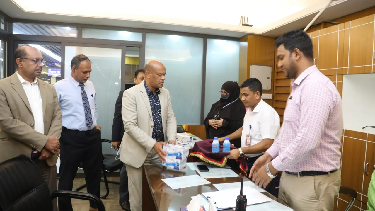 মাঙ্কিপক্স প্রতিরোধে হজরত শাহজালাল আন্তর্জাতিক বিমানবন্দরের প্রস্তুতি পরিদর্শন করেন বেবিচক চেয়ারম্যান এয়ার ভাইস মার্শাল মো. মঞ্জুর কবীর ভূঁইয়া। সৌজন্য ছবি