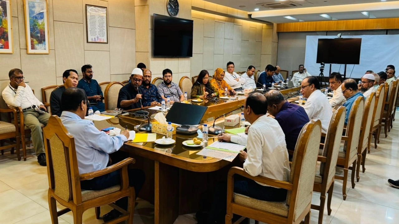 ডিপিডিসির এমডির সঙ্গে ডিপ্লোমা প্রকৌশলীদের মতবিনিময়। ছবি : কালবেলা