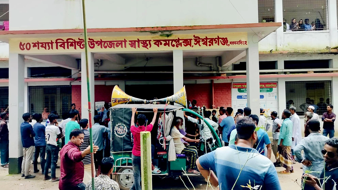 ঈশ্বরগঞ্জ উপজেলা স্বাস্থ্য কর্মকর্তা ডা. সাদিয়া তাসনিম মুনমুনের অপসারণ দাবিতে সোমবার বিক্ষোভ মিছিল করেন বিএনপির নেতাকর্মীরা। ছবি : কালবেলা
